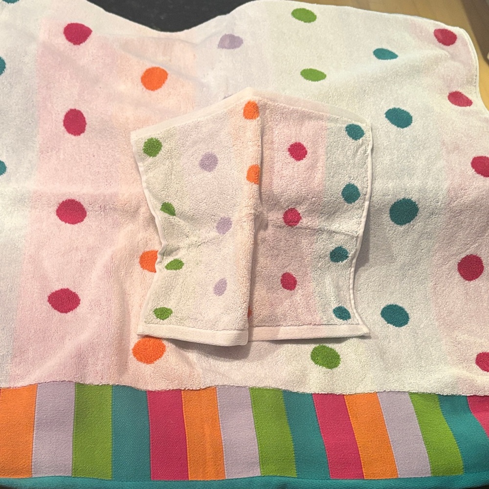 4 MacKenzie-Childs Bath Towels with Polka Dots and 6 washcloths
